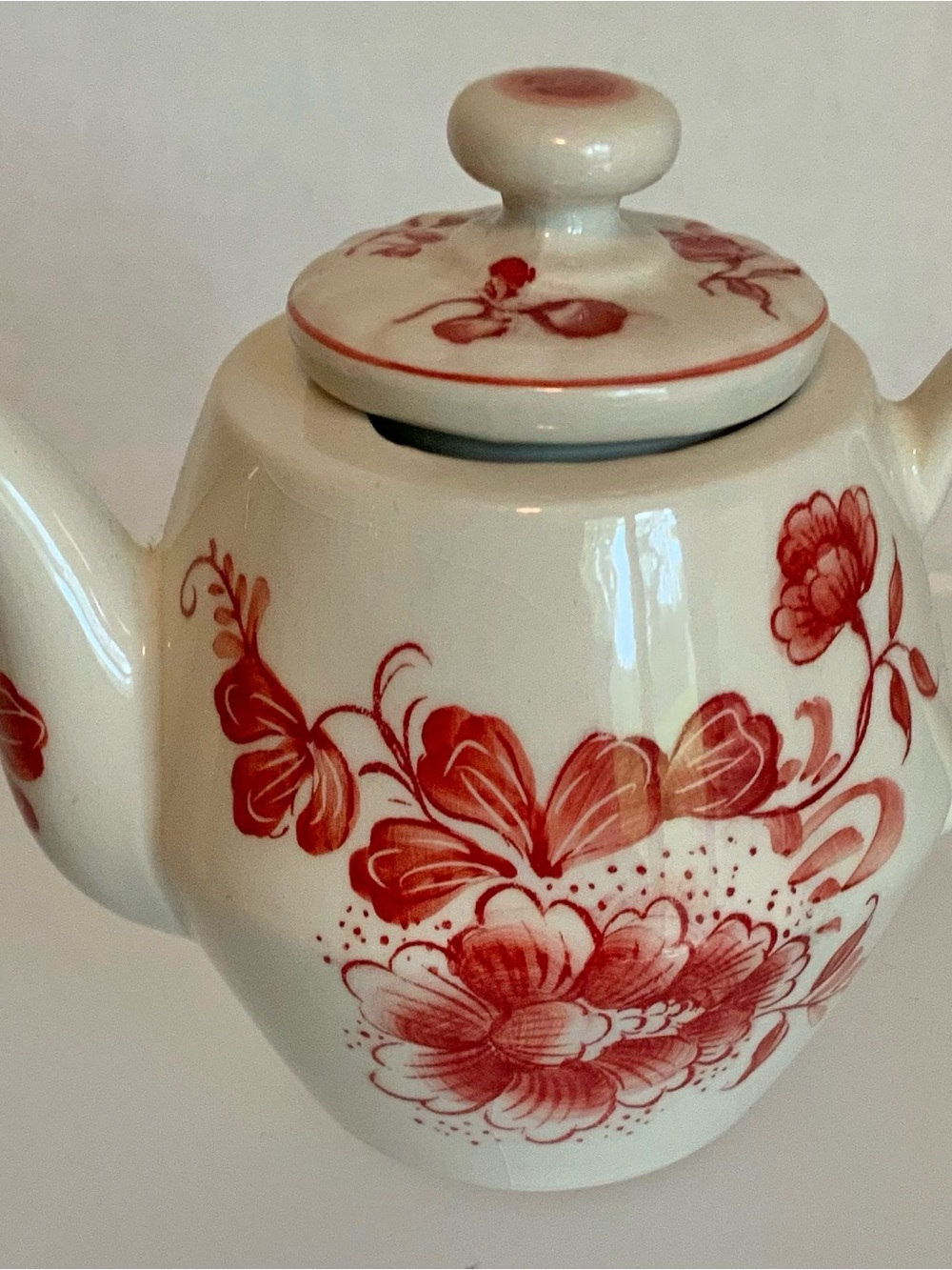 Williamsburg Red Floral Tea Pot with Lid